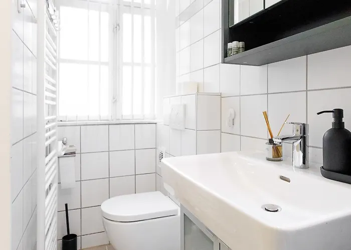 Premium Location Sleeps 5 - Walk Everywhere *