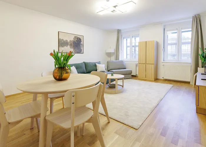 Premium Location Sleeps 5 - Walk Everywhere *