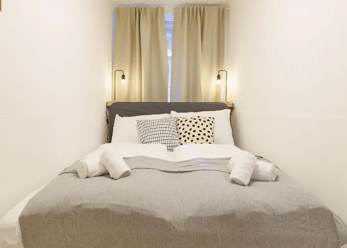 Premium Location Sleeps 5 - Walk Everywhere *
